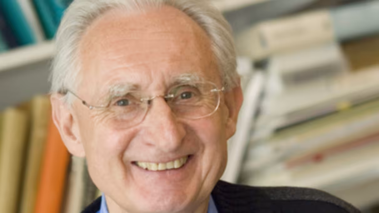 Jürgen Wolfrum in front of a bookshelf